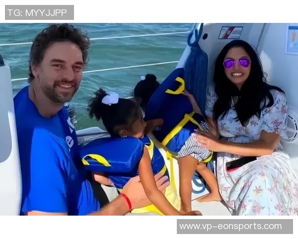 瓦妮莎全家万圣节装扮亮相加索尔陪科比家人共度温馨节日