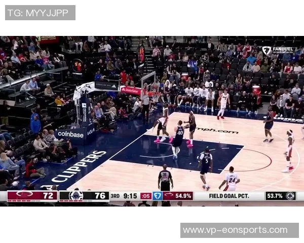 芬奇称赞迪林厄姆与里德默契配合突破篮下表现出色