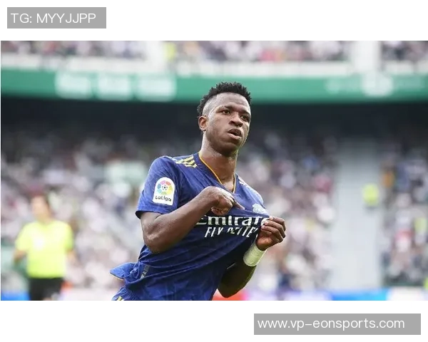 维尼修斯绯闻女友现身伯纳乌26岁三孩妈引发热议