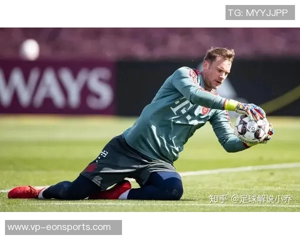 诺伊尔因手指关节囊受伤佩戴特制四指手套积极恢复状态